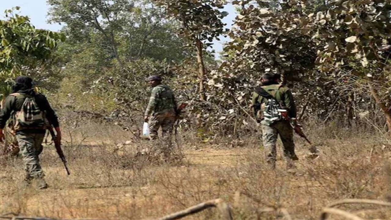 సీఆర్పీఎఫ్ క్యాంపుపై నక్సల్స్ దాడి