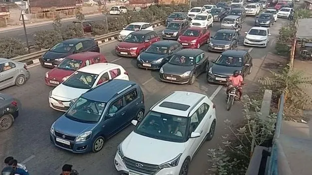 Sankranti Travel Rush: చిన్న సమస్యే.. కానీ సంక్రాంతి ప్రయాణికులకు నరకం.. 