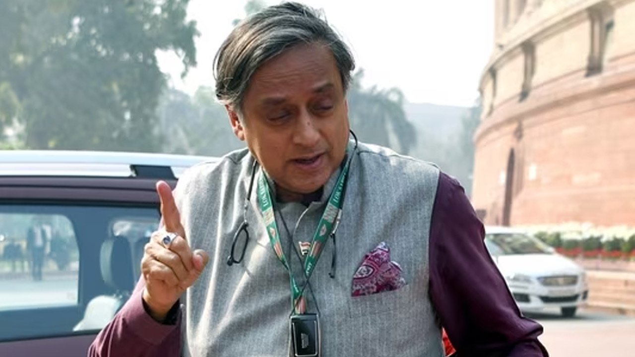 Shashi Tharoor: మహువా మొయిత్రాపై బహిష్కరణ మంచి సంకేతమే.. శశిథరూర్ కీలక వ్యాఖ్యలు