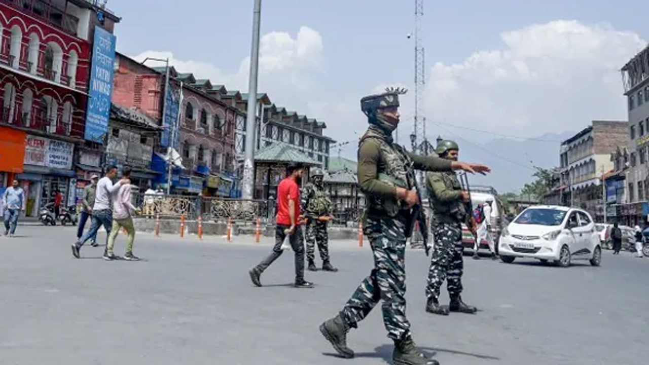 Jammu Kashmir: సరిహద్దులో ఉగ్రవాదుల కవ్వింపులు.. కాల్పుల్లో ఒకరు మృతి