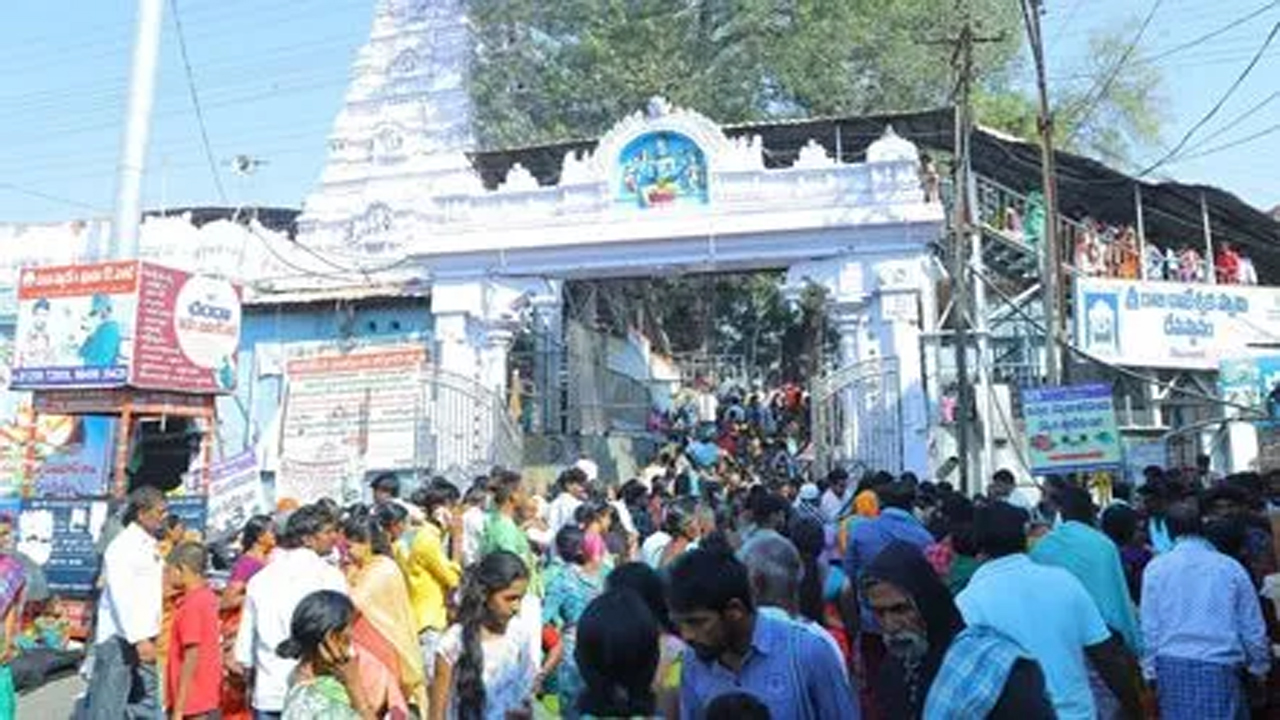 Rajanna Temple: వేములవాడ రాజన్న ఆలయానికి పోటెత్తిన భక్తులు