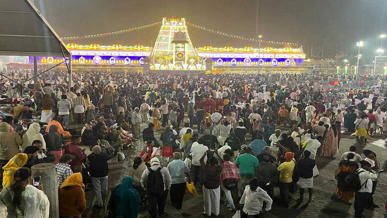 Happy New Year: తిరుమలలో భక్తుల రద్దీ