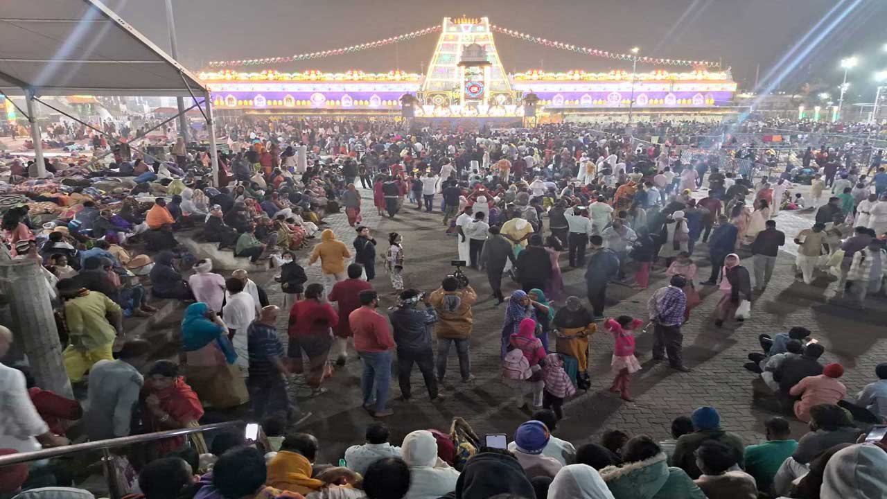 Happy New Year: తిరుమలలో భక్తుల రద్దీ