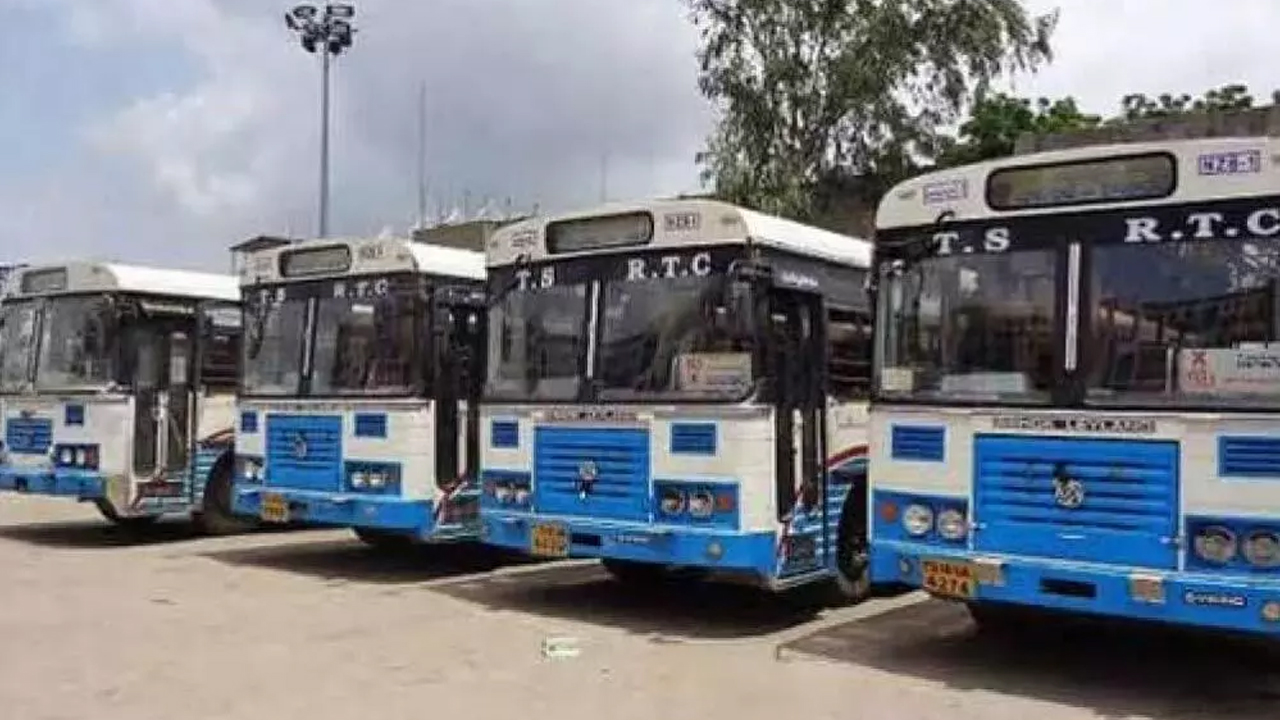 TS News: అదుపుతప్పి రోడ్డు పక్కకు దూసుకెళ్లిన ఆర్టీసీ బస్సు