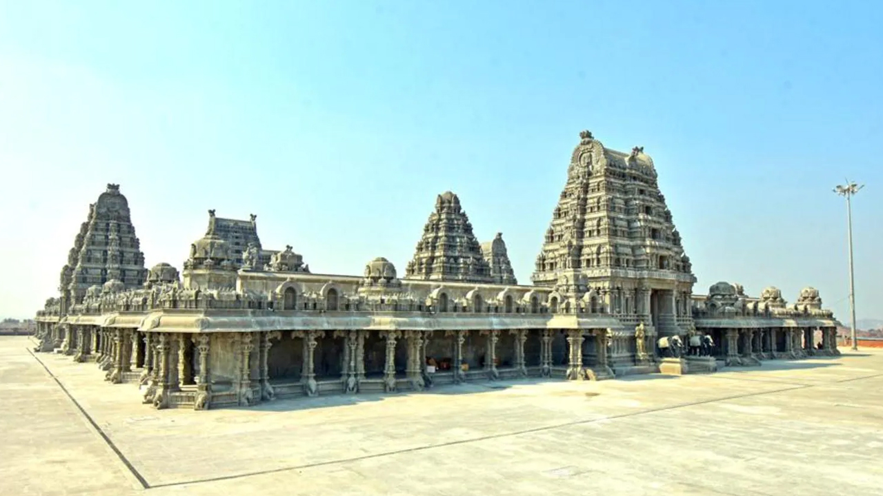 Yadadri Temple: కొత్త సంవత్సరాన యాదాద్రికి పోటెత్తిన భక్తులు