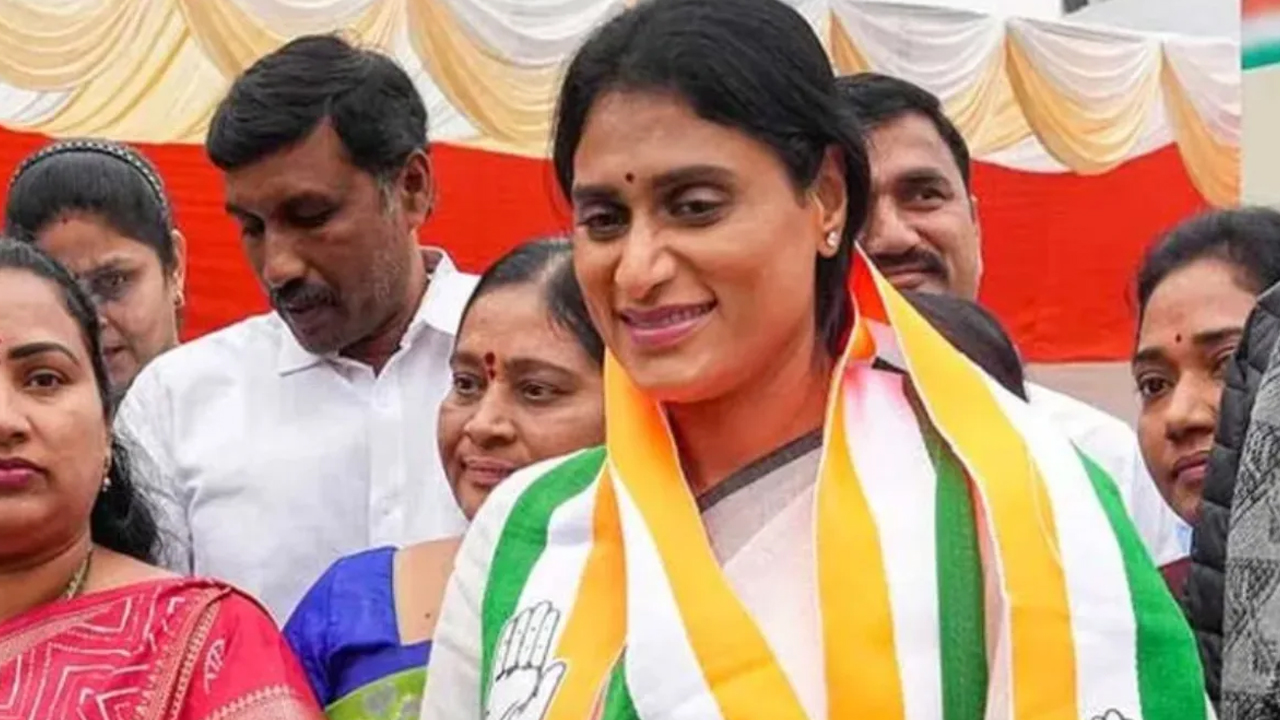 YS Sharmila: సామాన్యులతో కలిసి ఆర్టీసీ బస్సులో ఏపీసీసీ చీఫ్ షర్మిల ప్రయాణం..