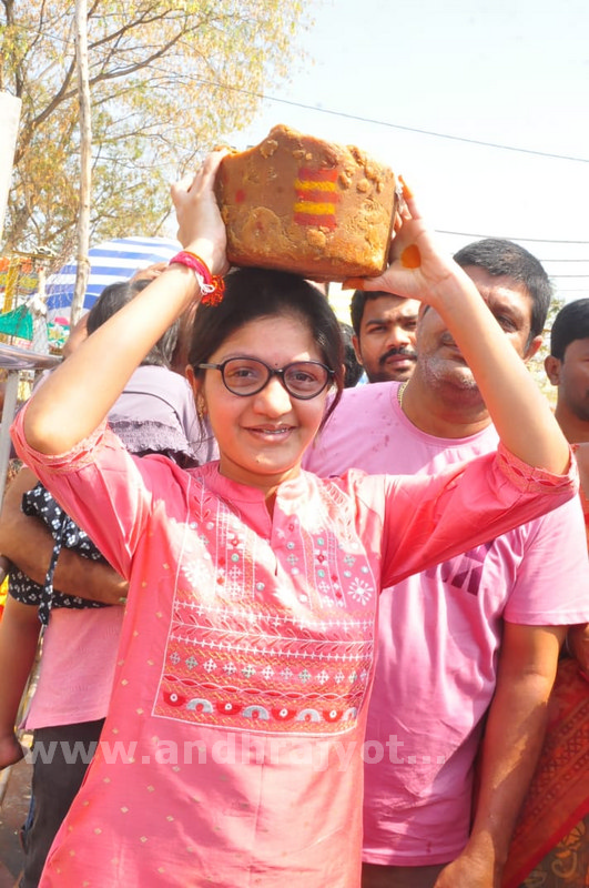 మేడారం జాతరకు 2 కోట్లు
