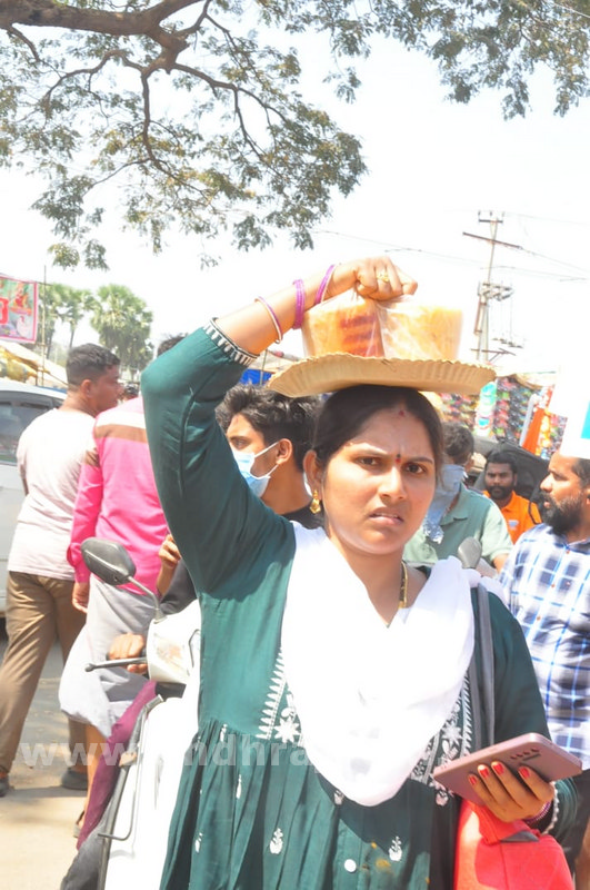 మేడారం.. భక్తజనహారం