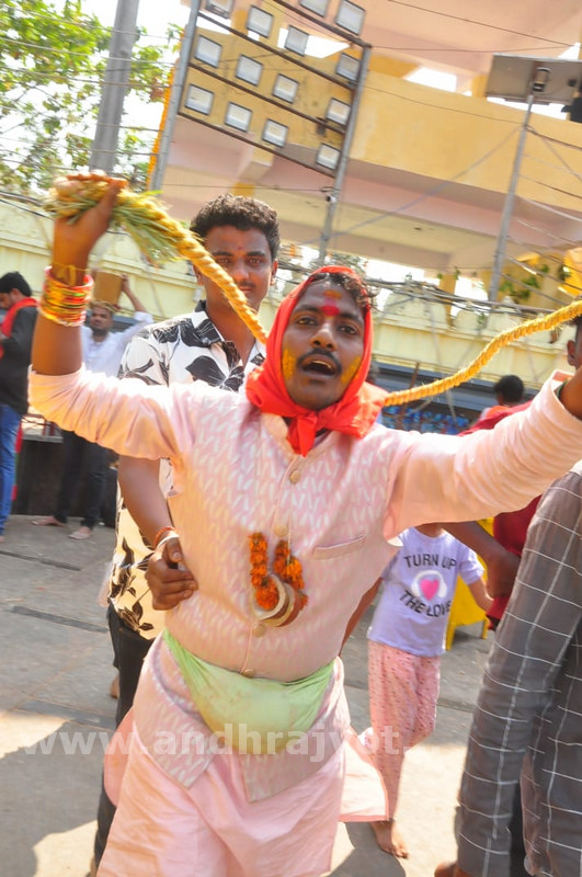 మేడారం జాతరకు 2 కోట్లు