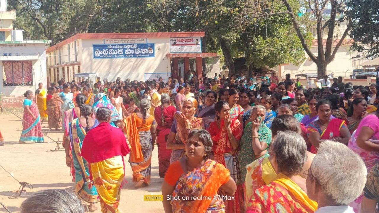 నీడ లేక అల్లాడిపోయారు