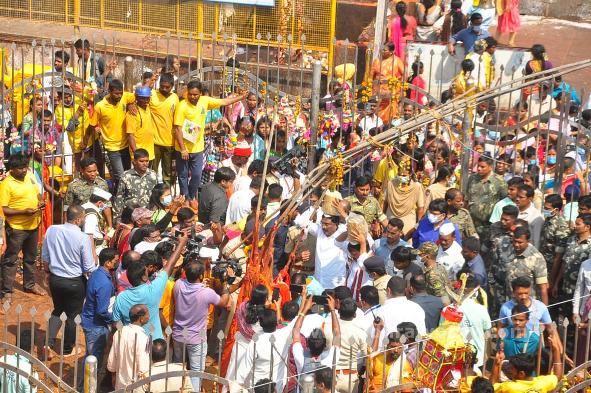 మేడారం జాతరకు 2 కోట్లు
