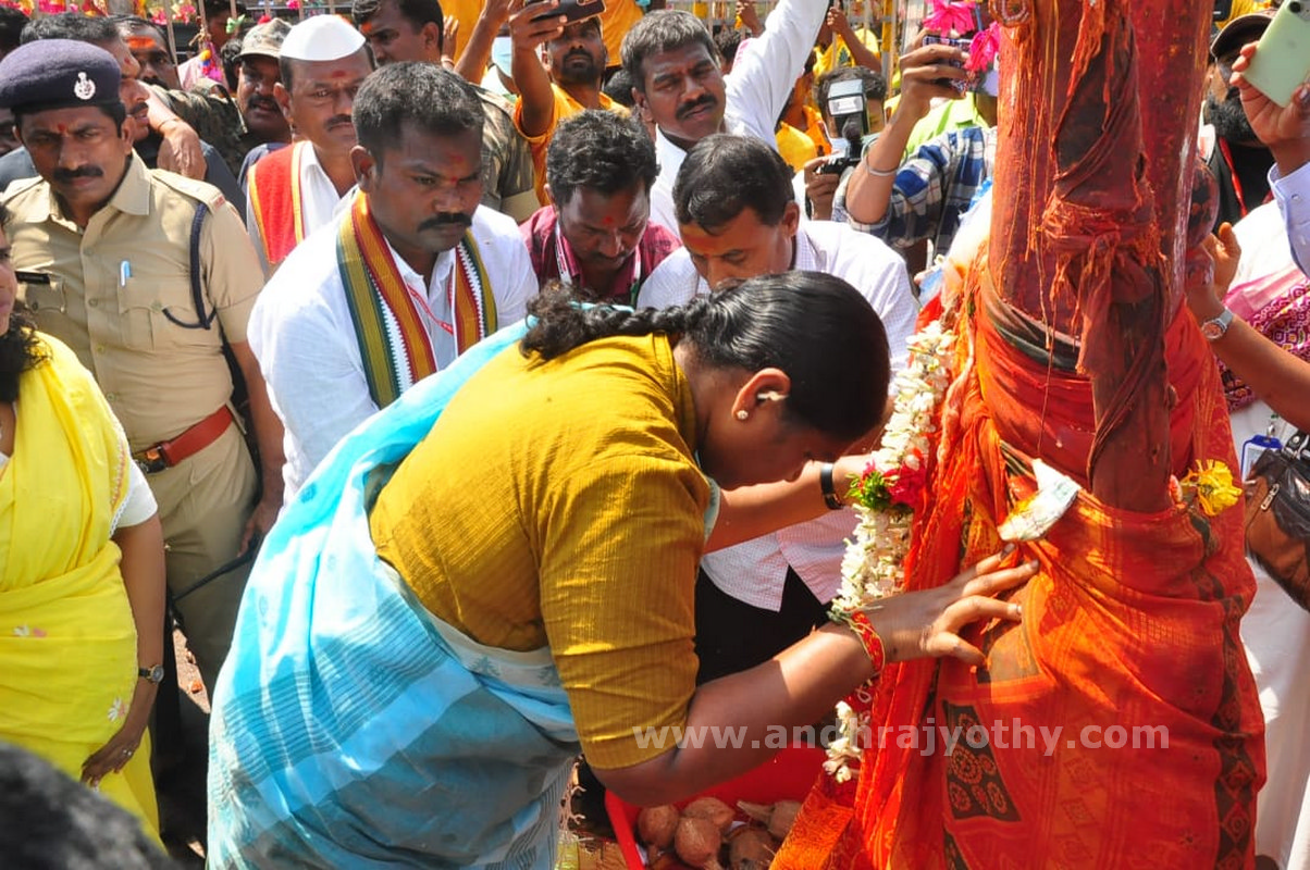 మేడారం జాతరకు 2 కోట్లు