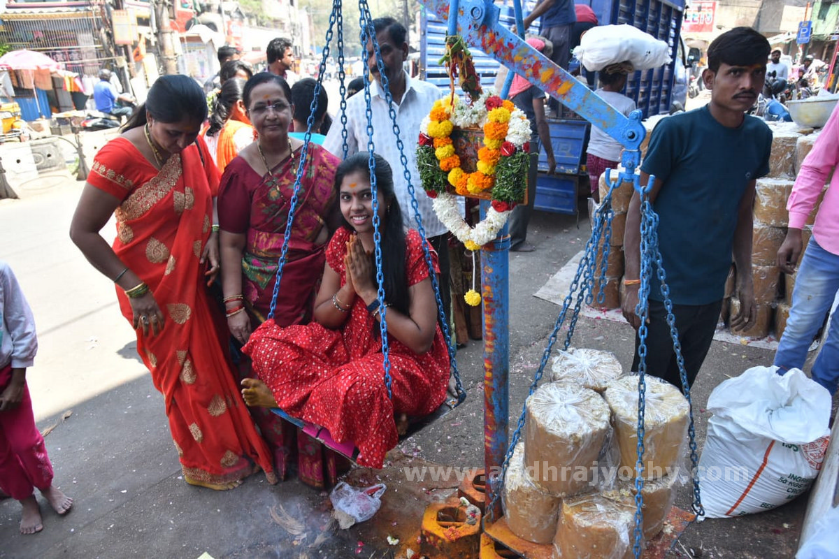 మేడారం.. భక్తజనహారం