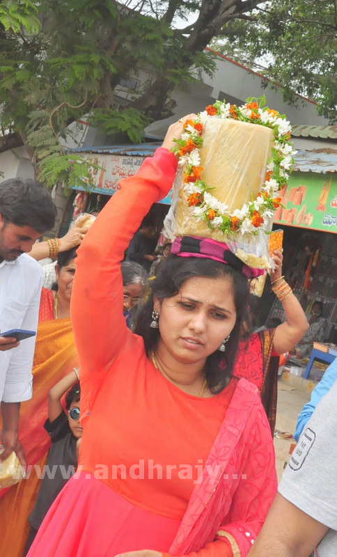పగిడిద్దరాజు గుడిలో ప్రత్యేక పూజలు