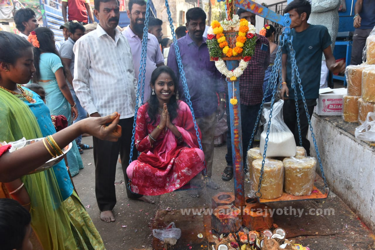 మేడారం.. భక్తజనహారం