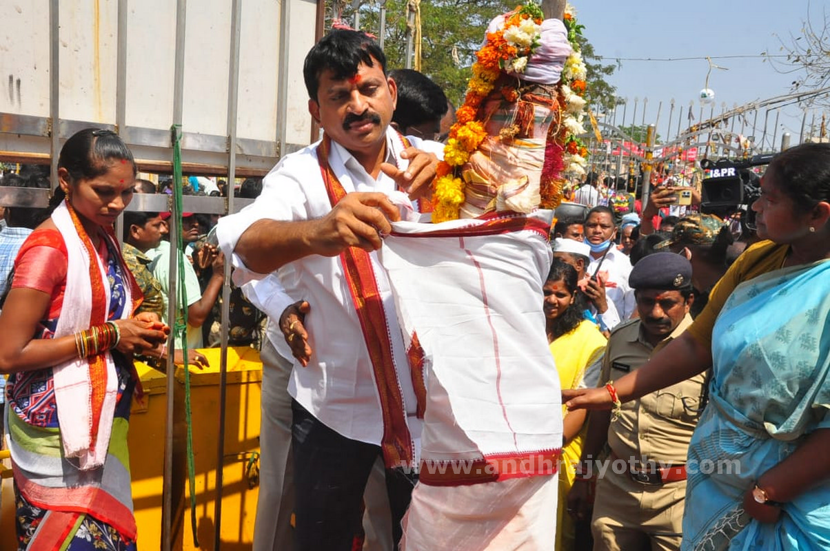 మేడారం జాతరకు 2 కోట్లు