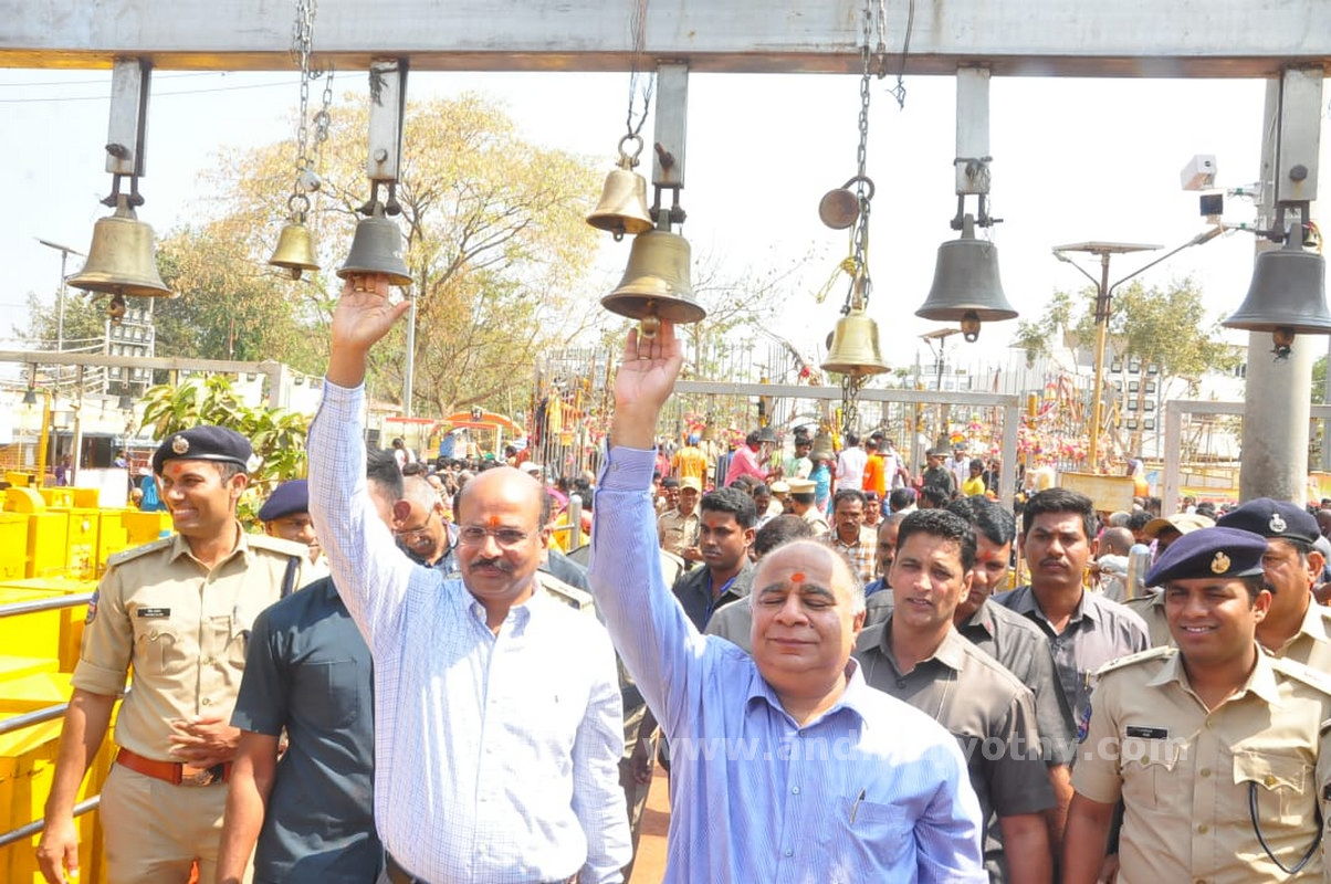 మేడారం జాతరకు 2 కోట్లు
