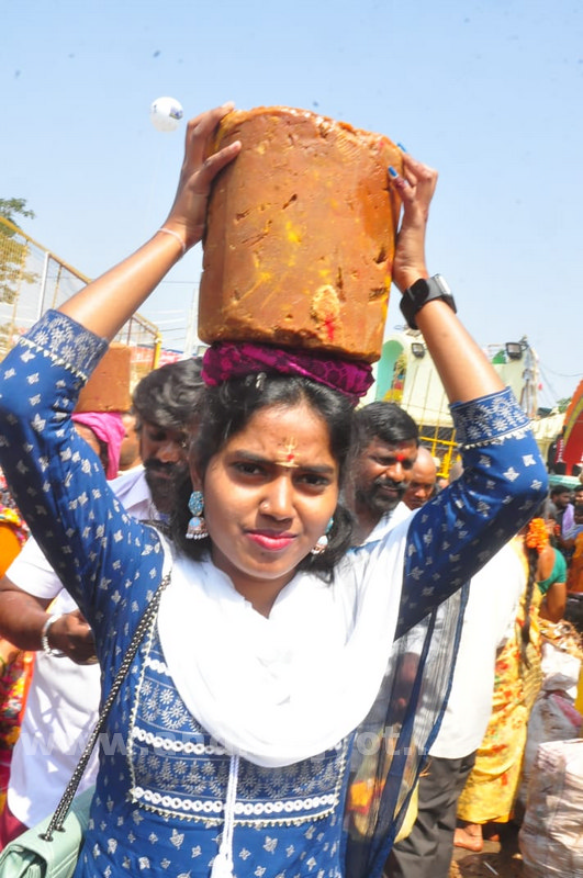 మేడారం.. భక్తజనహారం