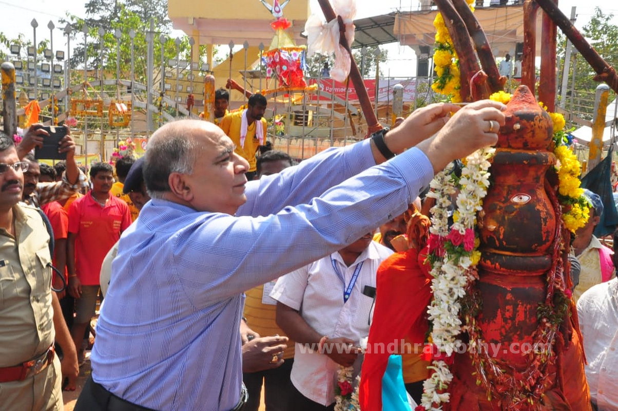 మేడారం జాతరకు 2 కోట్లు