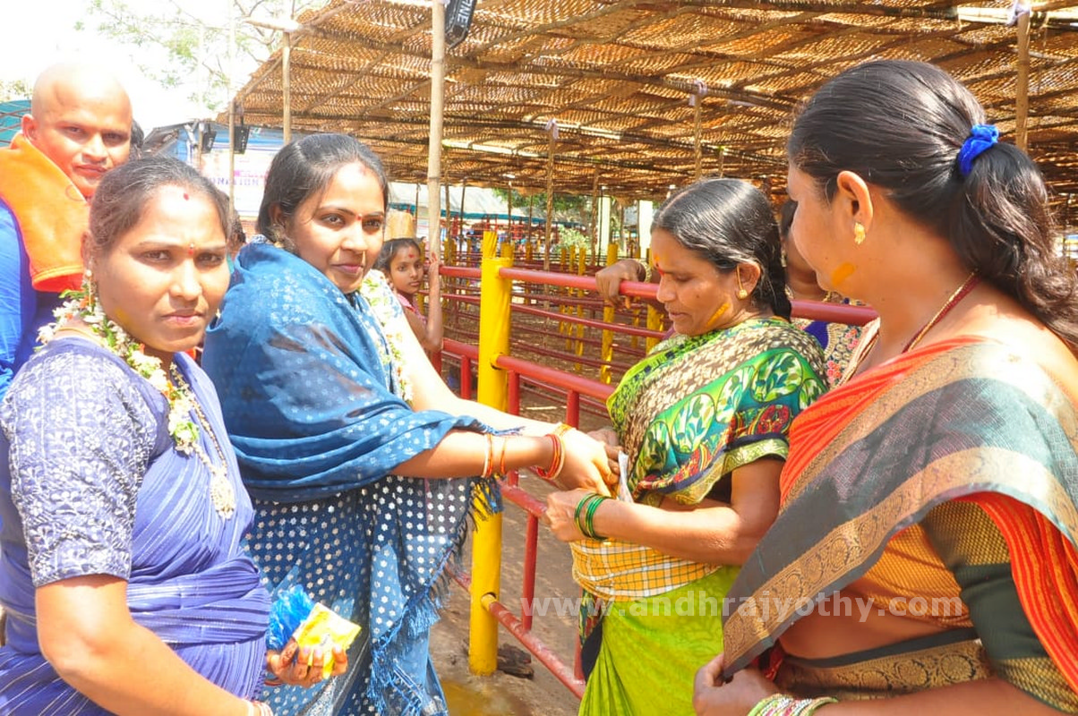 మేడారం.. భక్తజనహారం