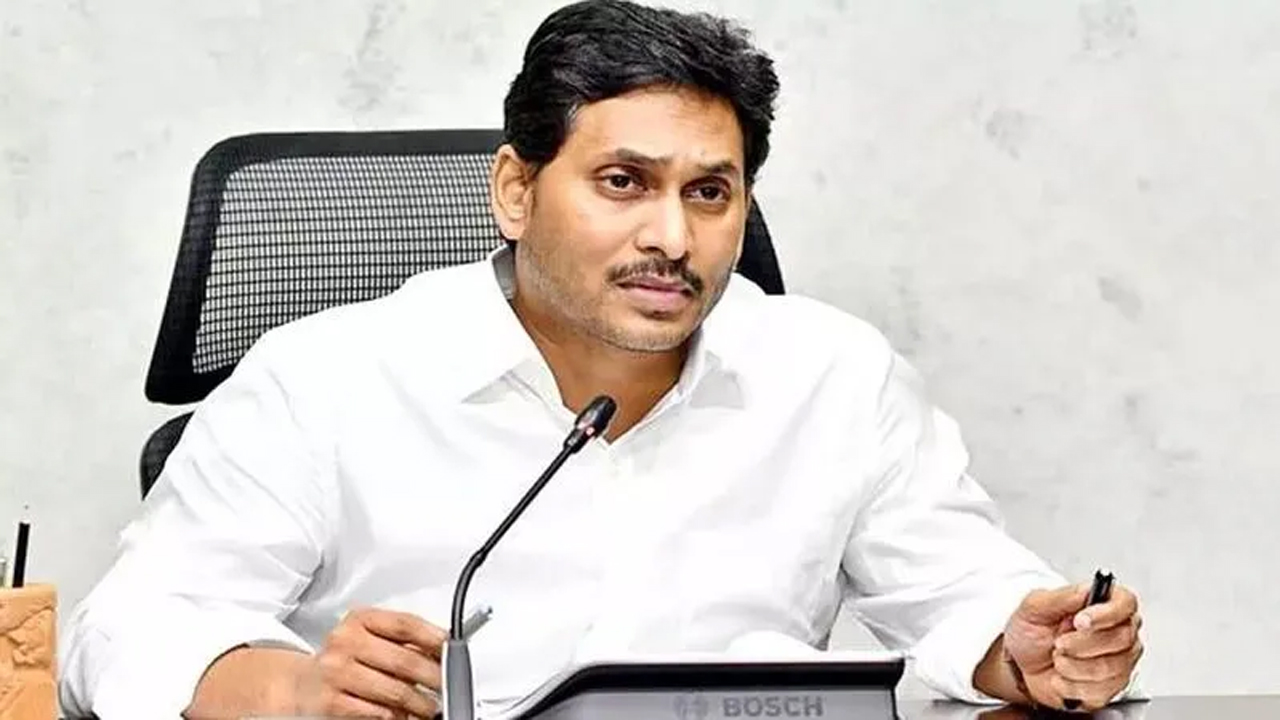 CM Jagan: జగన్ సభ కోసం విద్యార్థులకు తిప్పలు..