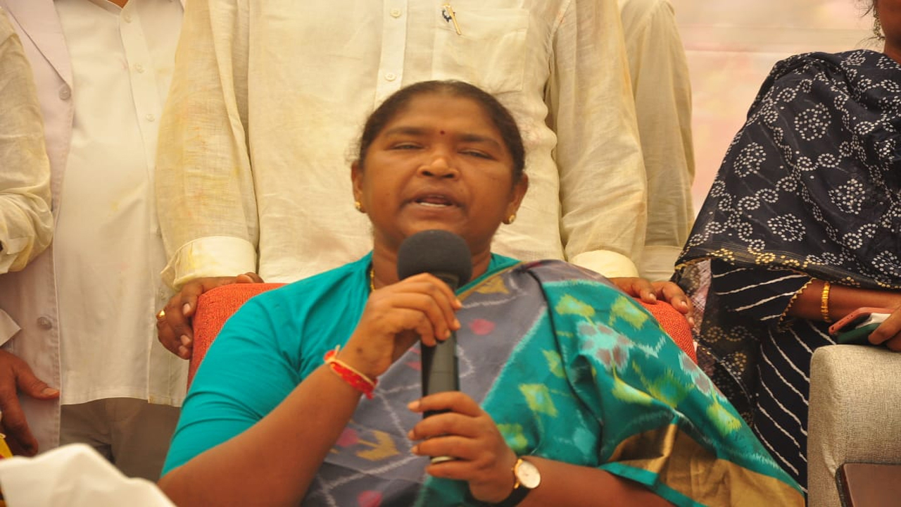 Medaram: సమ్మక్క-సారలమ్మలను దర్శించుకున్న కిషన్ రెడ్డి