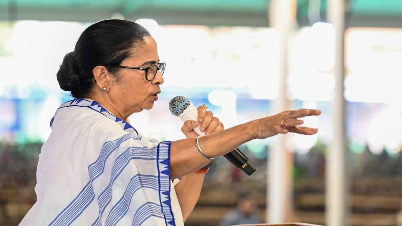 Mamata Banerjee: ఆధార్ కార్డులను డీయాక్టివేట్ చేస్తున్న కేంద్రం.. దీదీ ఫైర్