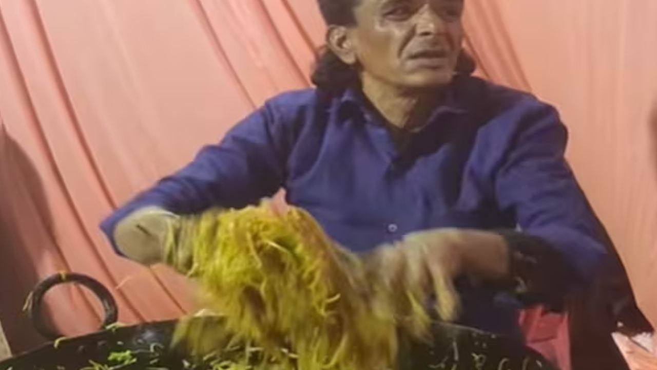 Viral Video: నూడుల్స్ అంటే చెవి కోసుకునే వాళ్లు అస్సలు చూడకూడని వీడియో ఇది!