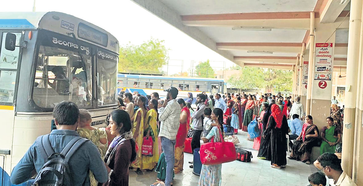 కిటకిటలాడిన నార్కట్‌పల్లి బస్టాండ్‌