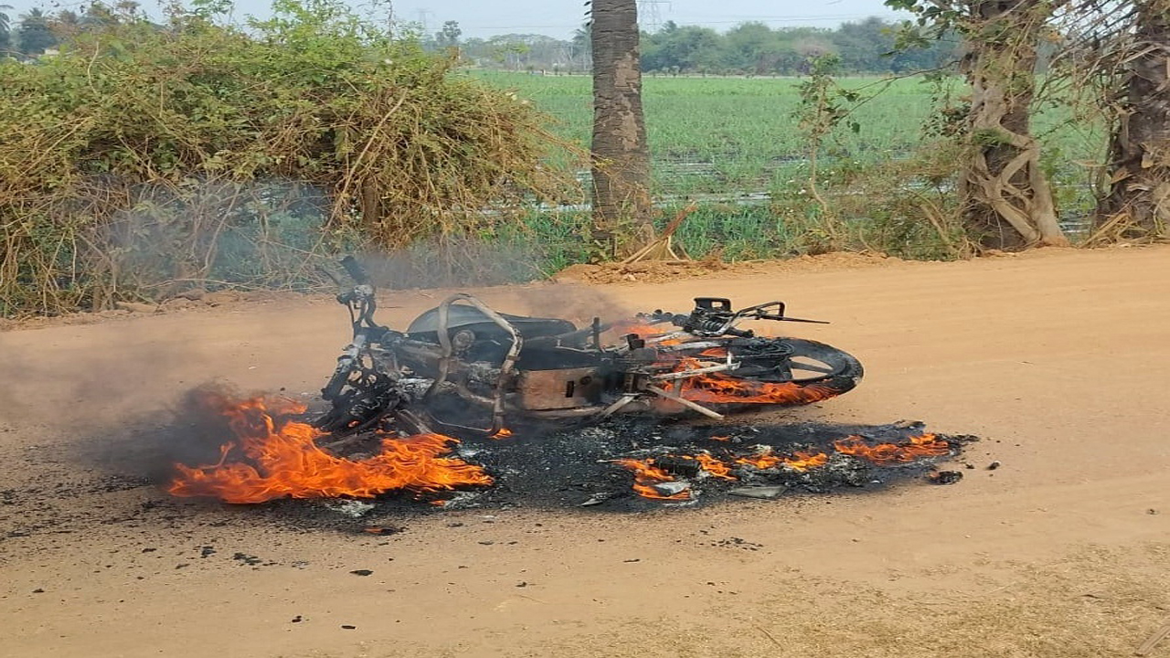 మంటల్లో మోటార్‌ బైక్‌  