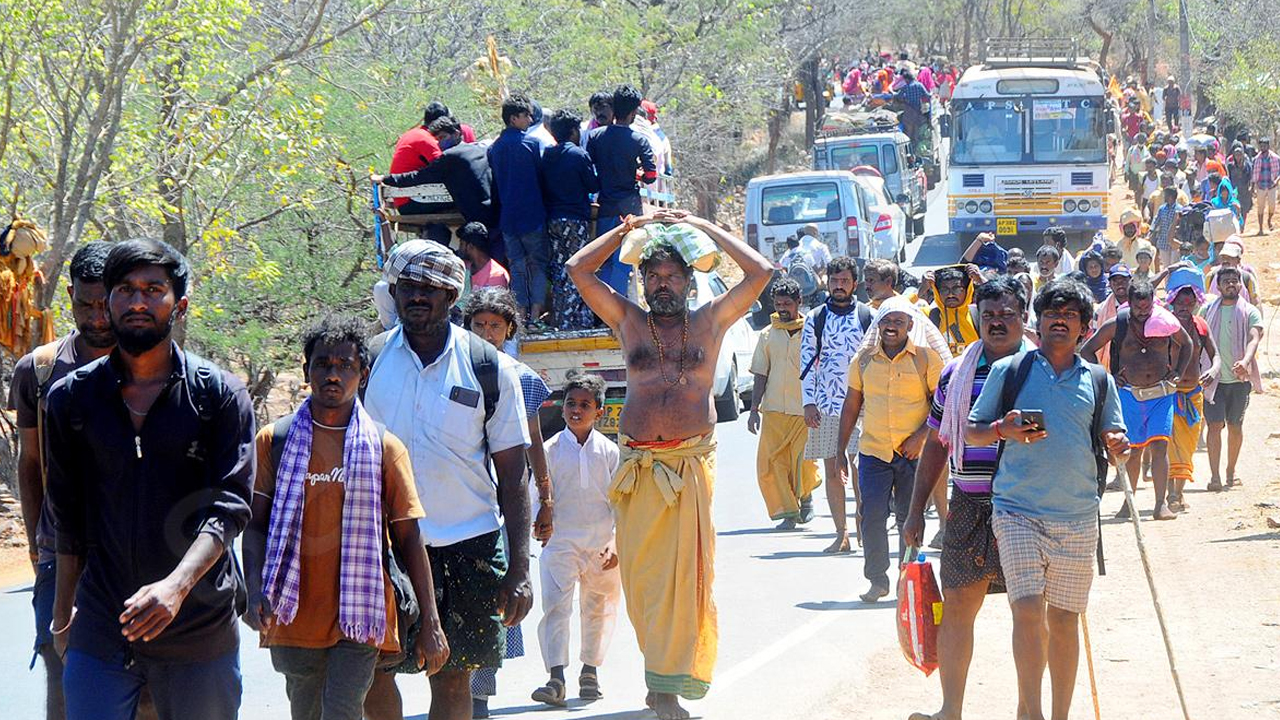 Srisailam: మల్లన్న పాదయాత్ర భక్తుల సౌకర్యాలను పరిశీలించిన ఈవో
