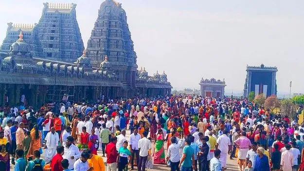 యాదాద్రి ఆలయంలో ఆధ్యాత్మిక వాతావరణం.. భారీగా తరలివస్తున్న భక్తులు