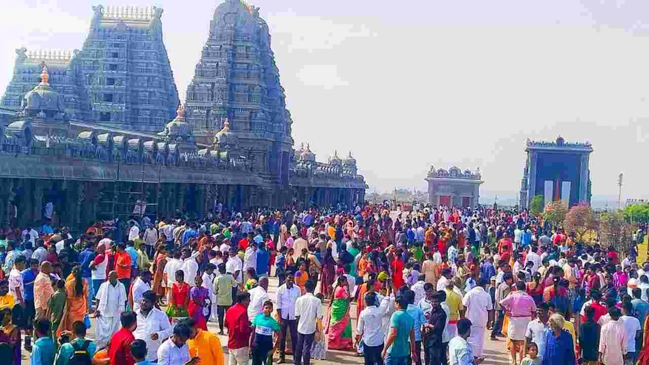 యాదాద్రి ఆలయంలో ఆధ్యాత్మిక వాతావరణం.. భారీగా తరలివస్తున్న భక్తులు