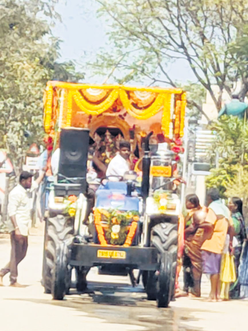 వైభవంగా వేణుగోపాలస్వామి గ్రామోత్సవం