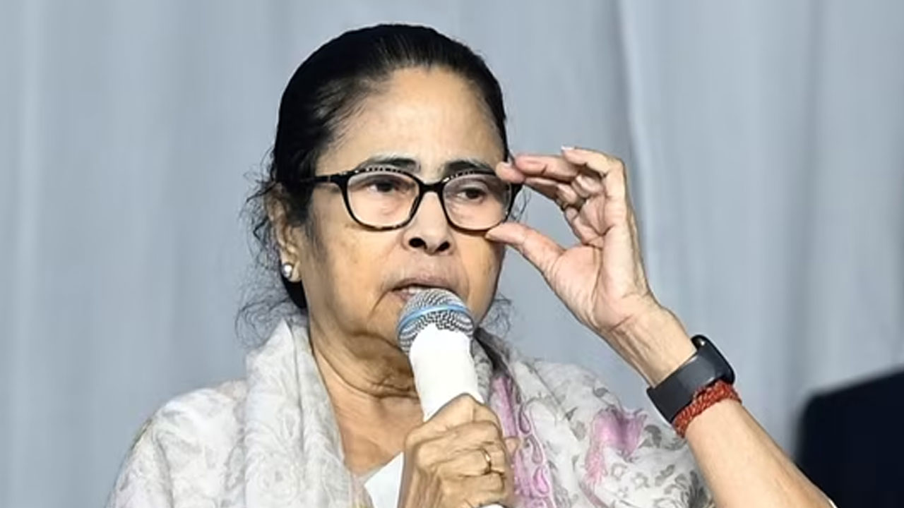Mamata Benerjee: అలాంటి వారికి టీఎంసీలో చోటు లేదు.. పార్టీ నేతలకు మమతా స్ట్రాంగ్ వార్నింగ్