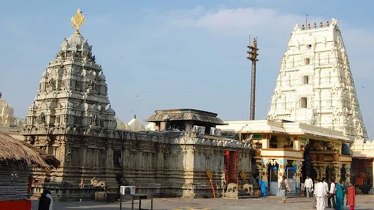  Srikalahasti: ముక్కంటి ఆలయం వద్ద చెన్నై యువకుల అరెస్ట్.. ఇంతకీ వాళ్లేం చేశారంటే..