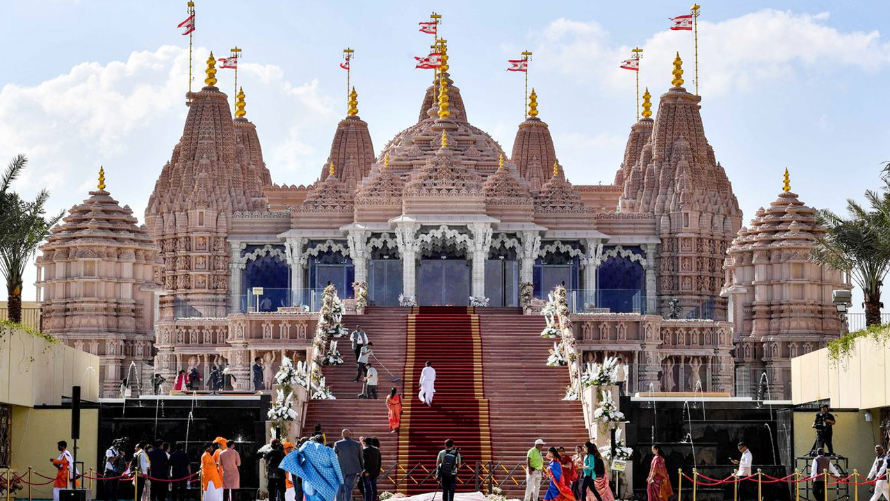 Hindu Temple Open: అబుదాబి హిందూ ఆలయంలో భక్తుల దర్శనం షురూ..రద్దీ ఎలా ఉందంటే
