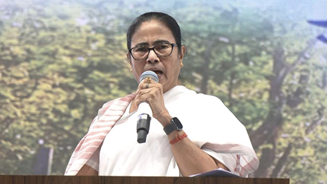 Mamata Banerjee: మోదీ పర్యటనలో ఉండగానే అంగన్‌వాడీ వర్కర్లకు దీదీ వరాలు