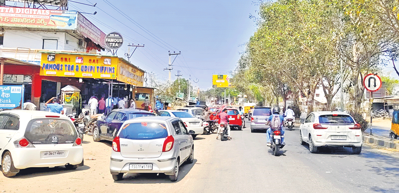 ట్రాఫిక్‌జామ్‌తో ప్రయాణికుల ఇక్కట్లు 