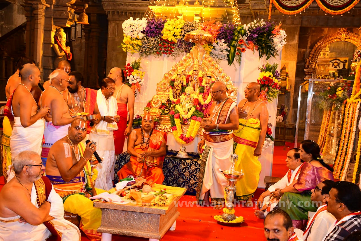 యాదాద్రి, భద్రాచలంలో సీఎం పూజలు  