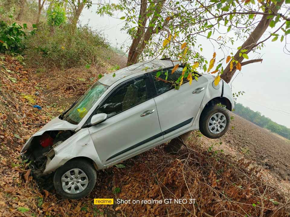 అదుపు తప్పి చెట్టును ఢీకొన్న కారు..డ్రైవర్‌ సురక్షితం