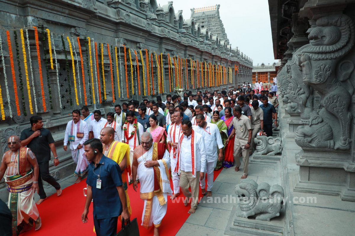 యాదాద్రి, భద్రాచలంలో సీఎం పూజలు  