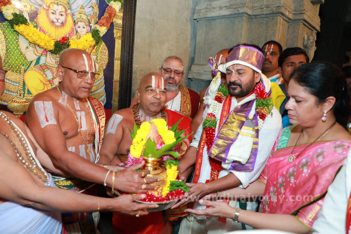 యాదాద్రి, భద్రాచలంలో సీఎం పూజలు  