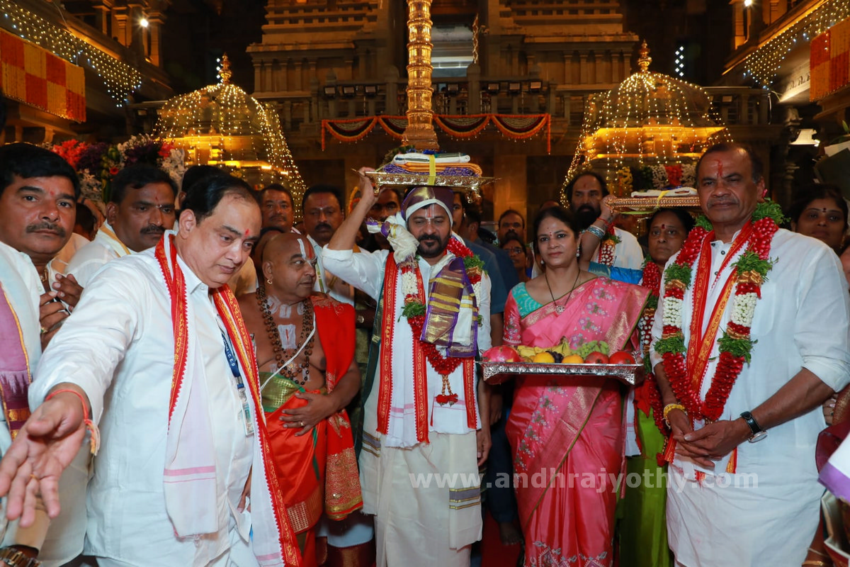 యాదాద్రి, భద్రాచలంలో సీఎం పూజలు  