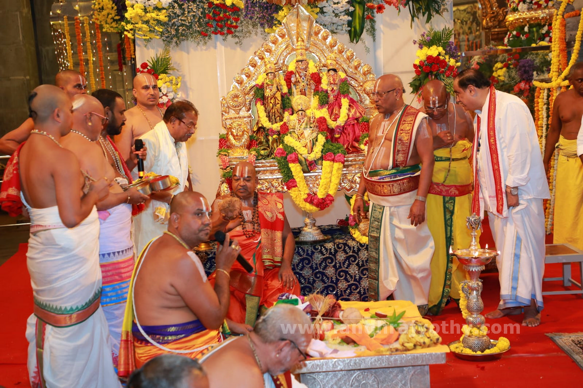 యాదాద్రి, భద్రాచలంలో సీఎం పూజలు  