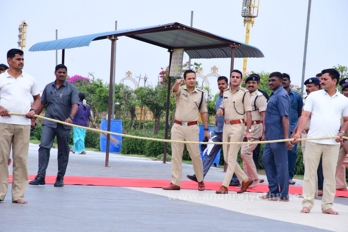 యాదాద్రి, భద్రాచలంలో సీఎం పూజలు  