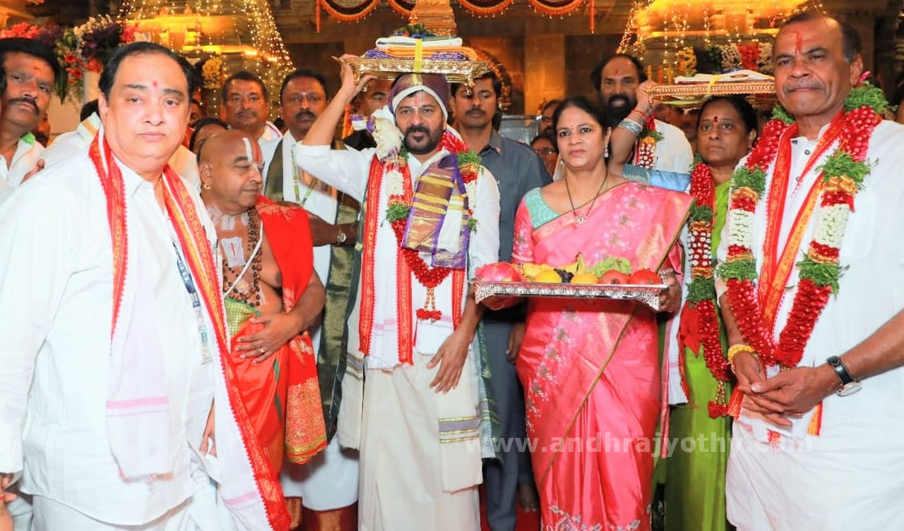యాదాద్రి, భద్రాచలంలో సీఎం పూజలు  