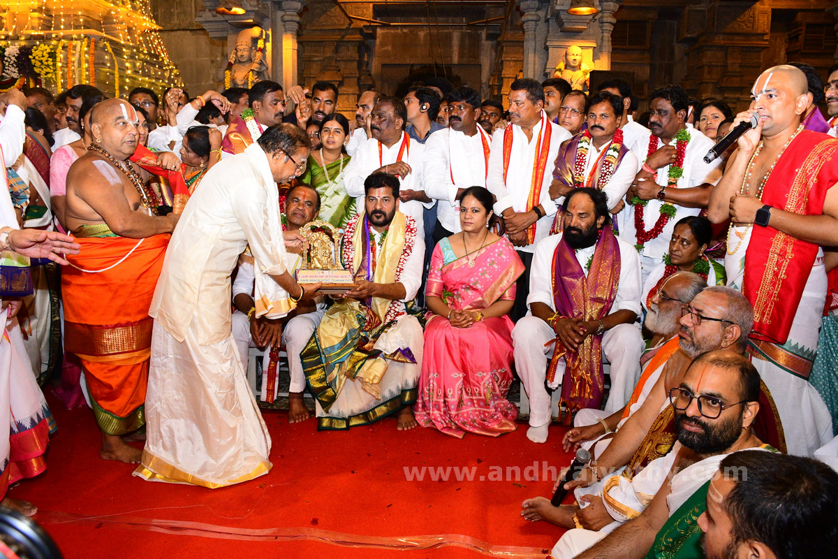 యాదాద్రి, భద్రాచలంలో సీఎం పూజలు  