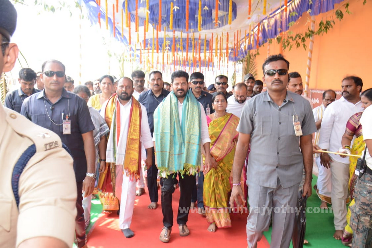 యాదాద్రి, భద్రాచలంలో సీఎం పూజలు  