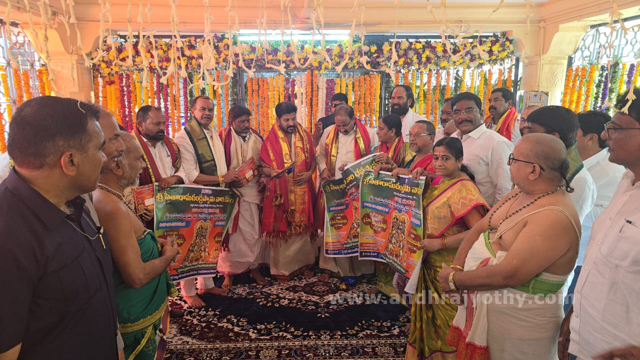 యాదాద్రి, భద్రాచలంలో సీఎం పూజలు  